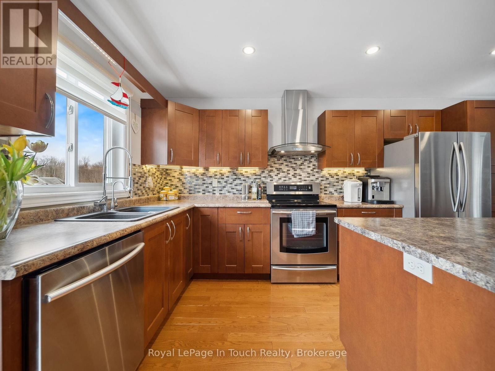 












29 DUFFY DRIVE

,
Tay,




Ontario
L0K2C0

