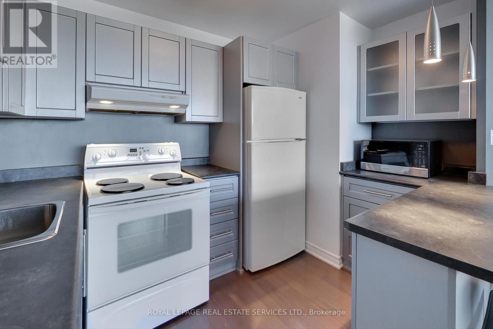 












1412 - 40 HOMEWOOD AVENUE

,
Toronto,




Ontario
M4Y2K2


