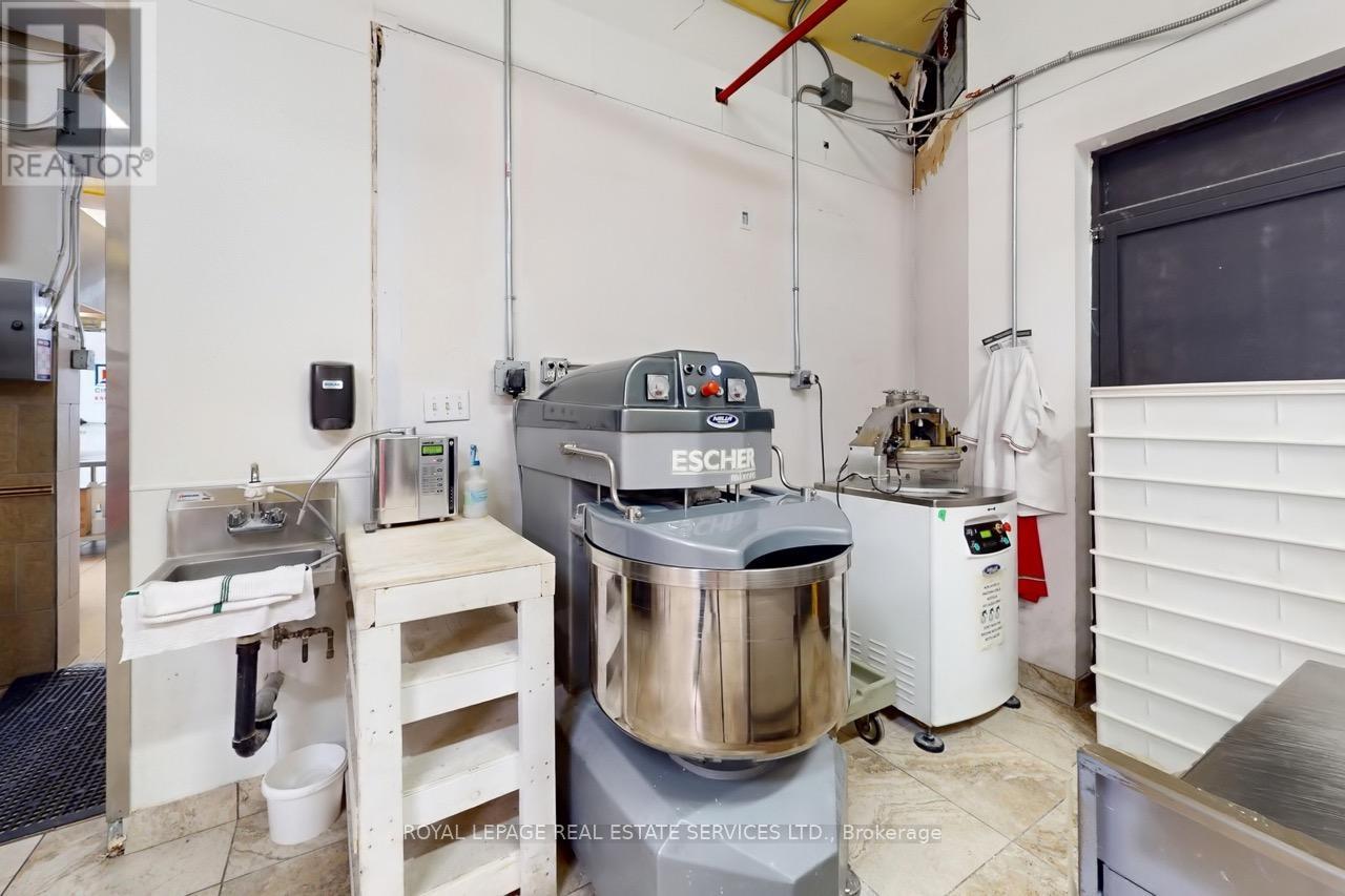 












557 DIXON ROAD

,
Toronto,




Ontario
M9W1A8

