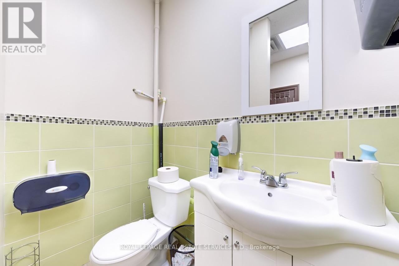 












557 DIXON ROAD

,
Toronto,




Ontario
M9W1A8

