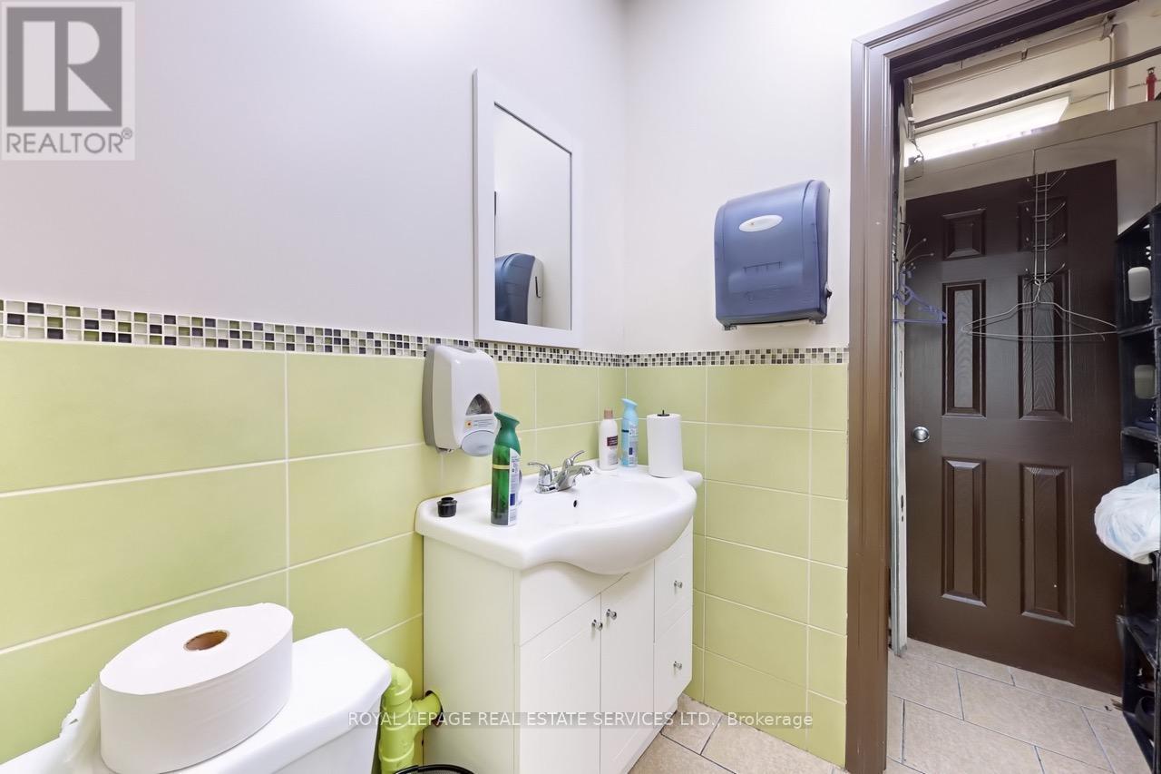 












557 DIXON ROAD

,
Toronto,




Ontario
M9W1A8

