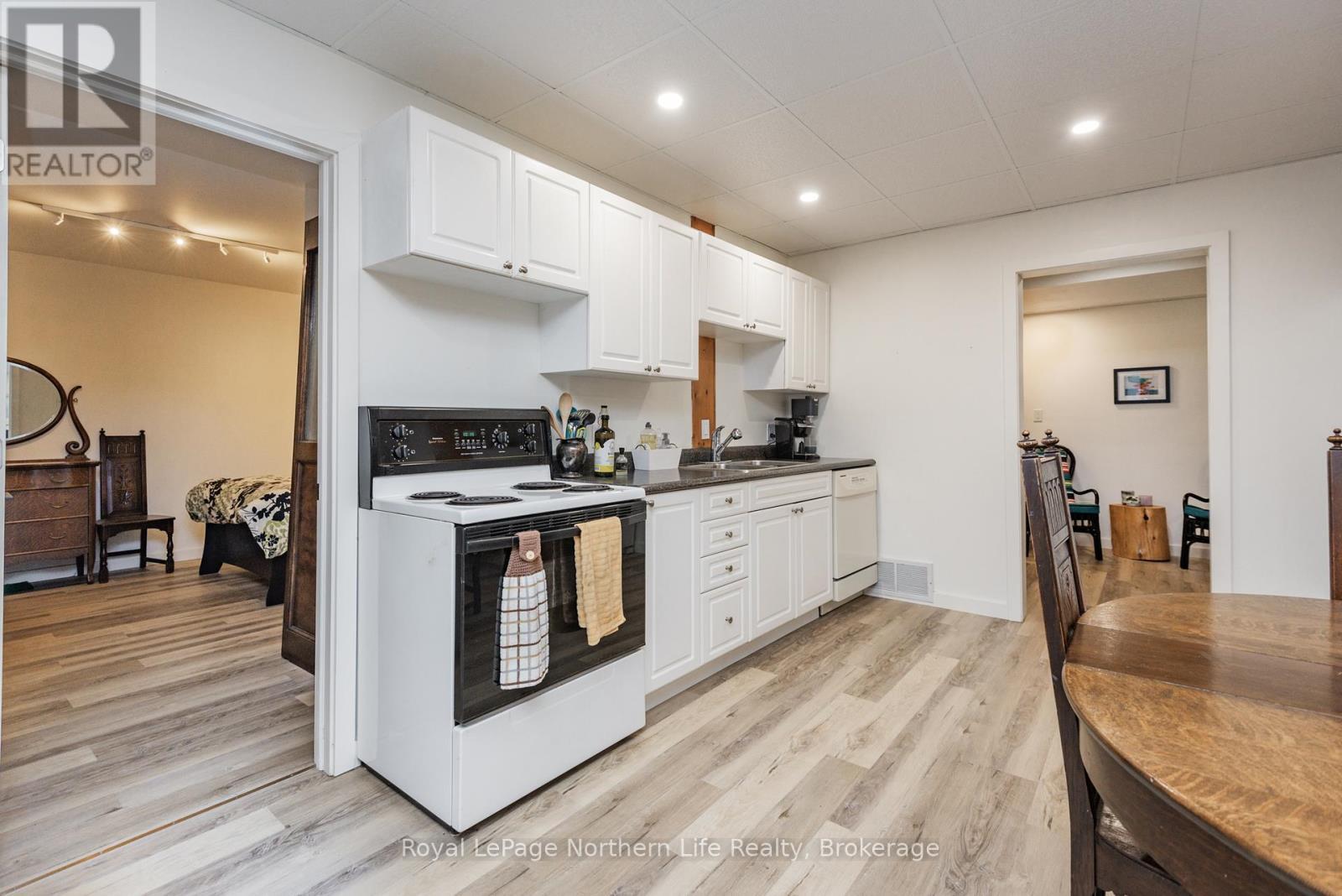












571B REGAL ROAD

,
North Bay (Birchaven),




Ontario
P1B8G4

