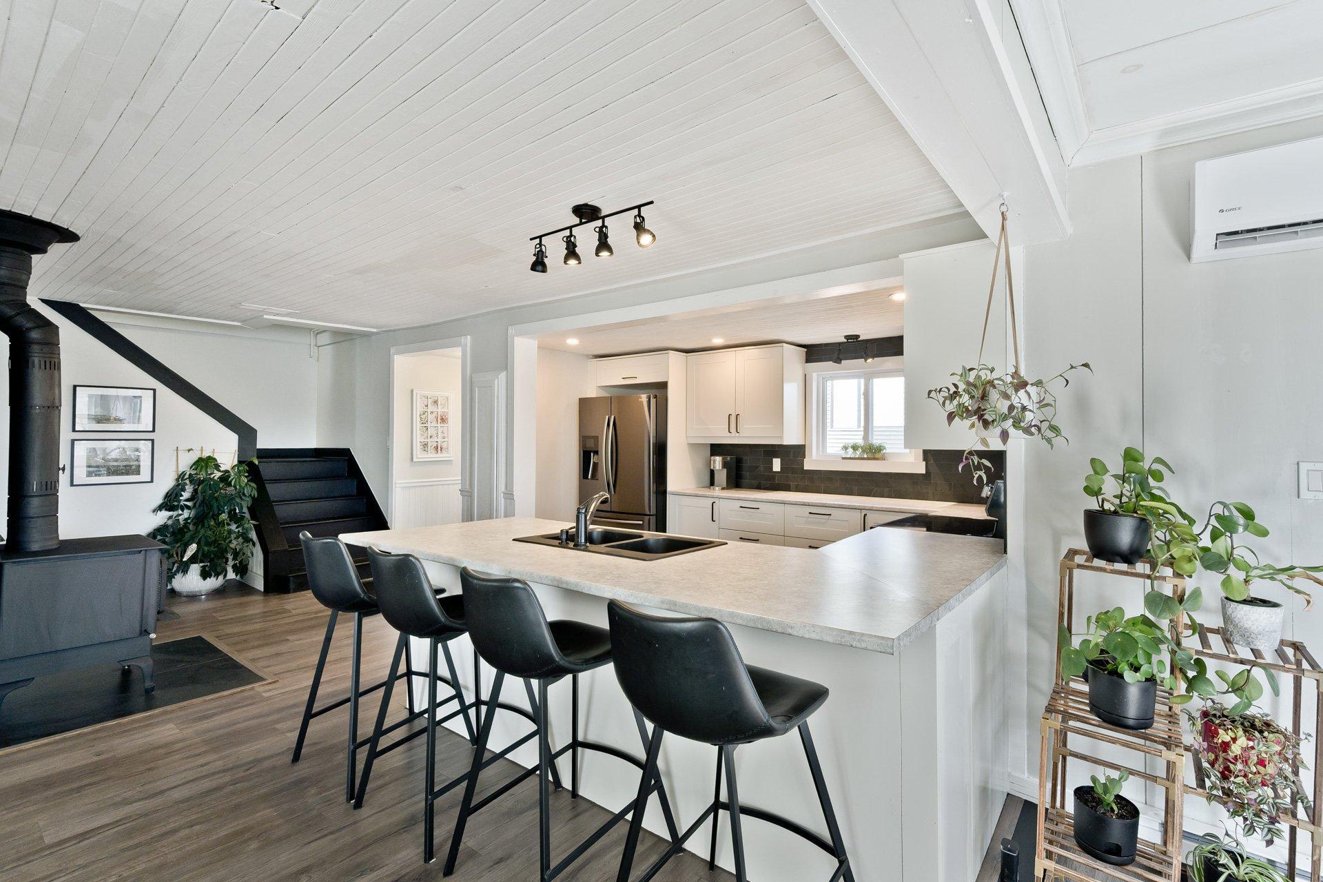 









7489


Boul. Bourque

,
Sherbrooke (Brompton/Rock Forest/Saint-Élie/Deauville),




QC
J1N3G2

