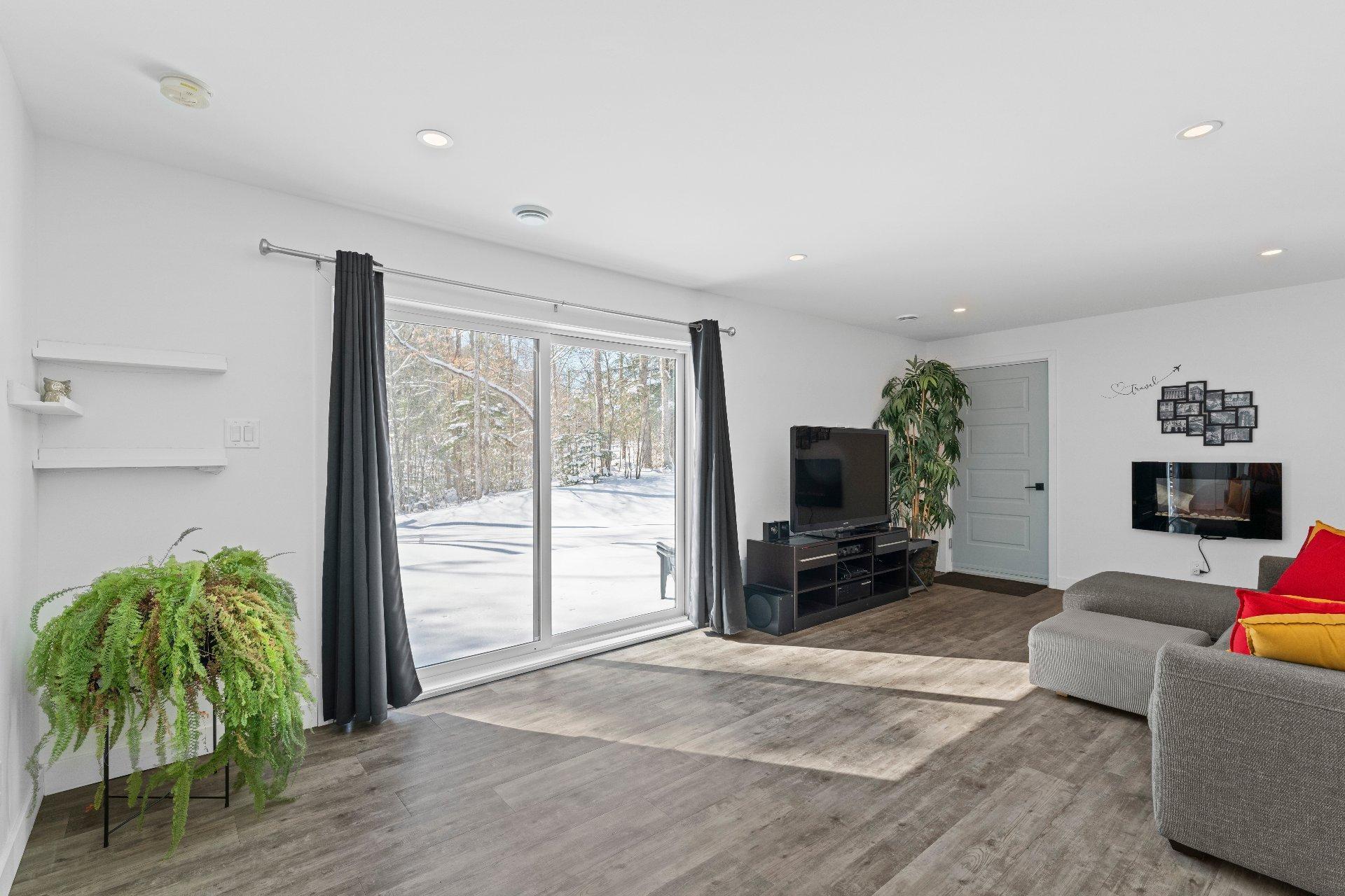 









87


Rue de la Serpentine

,
Saint-Étienne-de-Bolton,




QC
J0E1G0

