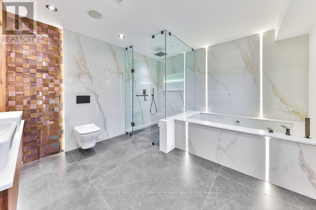 












621 SIR RICHARD'S ROAD

,
Mississauga,




Ontario
L5C1A3

