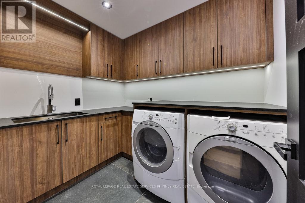 












621 SIR RICHARD'S ROAD

,
Mississauga,




Ontario
L5C1A3

