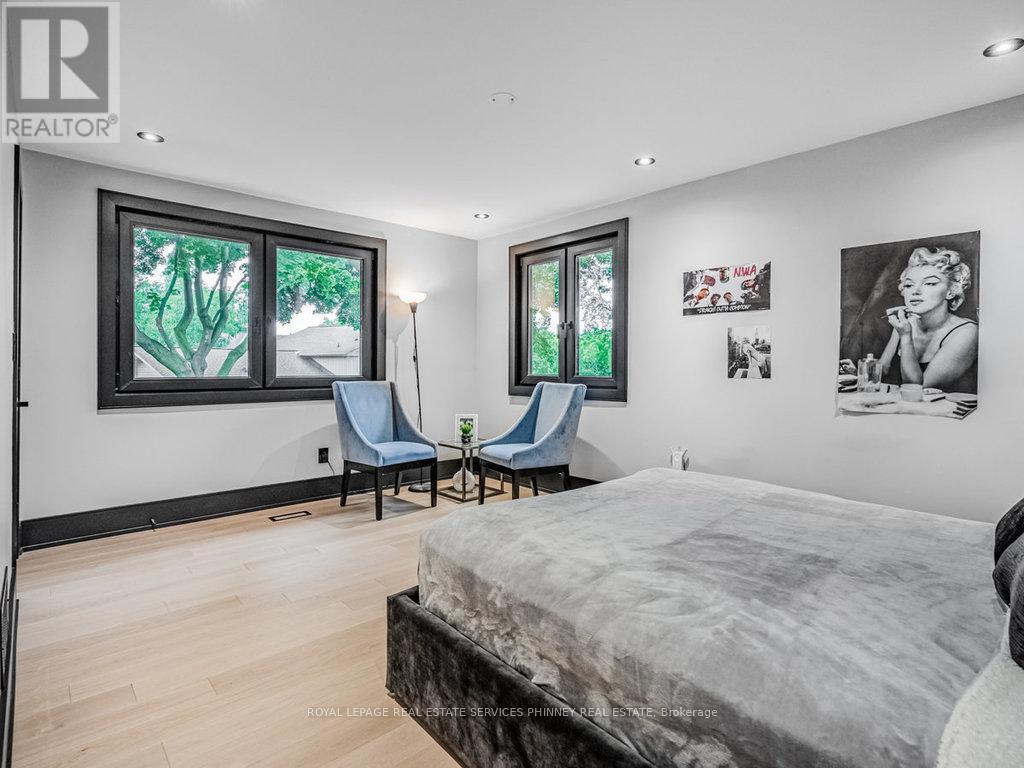 












621 SIR RICHARD'S ROAD

,
Mississauga,




Ontario
L5C1A3

