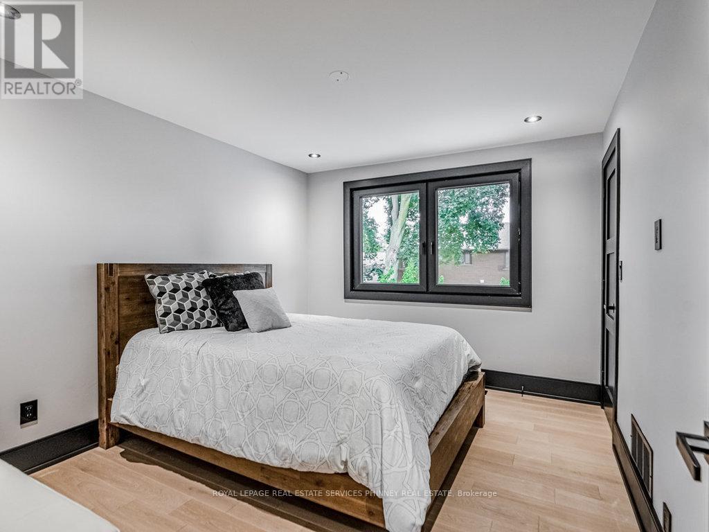 












621 SIR RICHARD'S ROAD

,
Mississauga,




Ontario
L5C1A3

