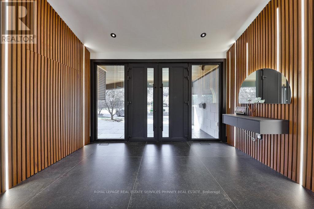 












621 SIR RICHARD'S ROAD

,
Mississauga,




Ontario
L5C1A3

