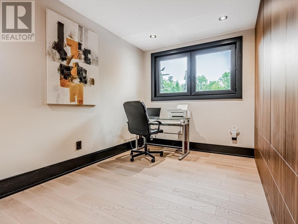 












621 SIR RICHARD'S ROAD

,
Mississauga,




Ontario
L5C1A3

