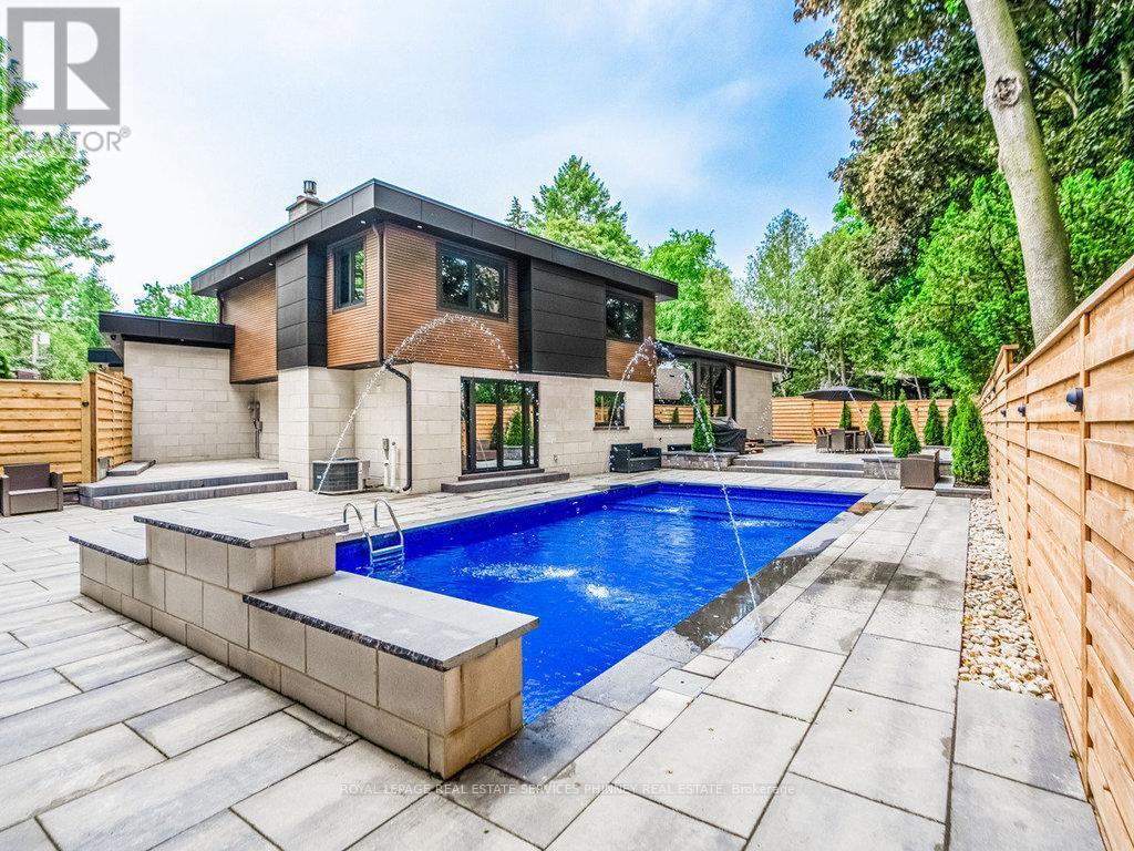 












621 SIR RICHARD'S ROAD

,
Mississauga,




Ontario
L5C1A3

