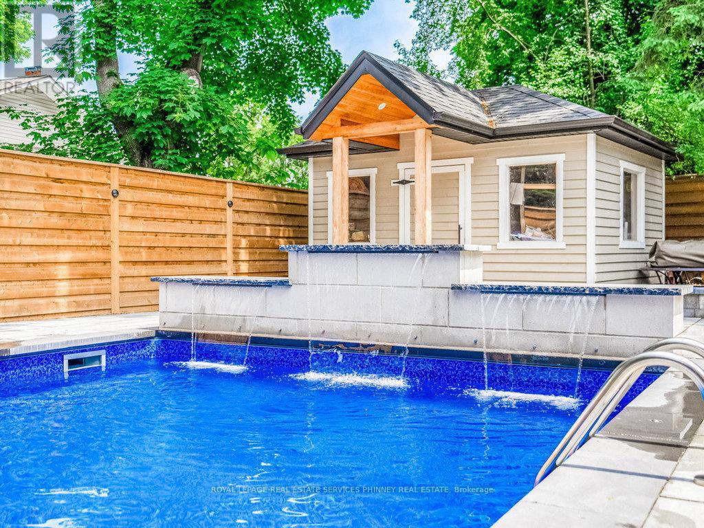 












621 SIR RICHARD'S ROAD

,
Mississauga,




Ontario
L5C1A3

