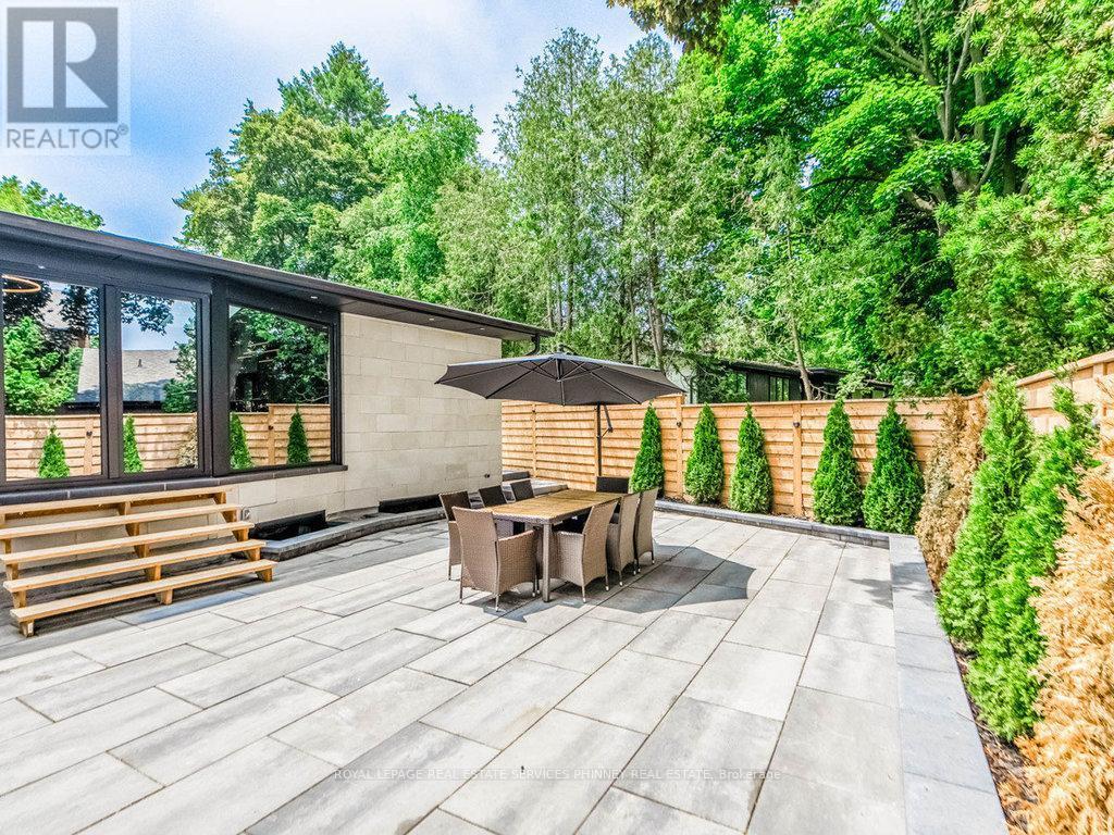 












621 SIR RICHARD'S ROAD

,
Mississauga,




Ontario
L5C1A3

