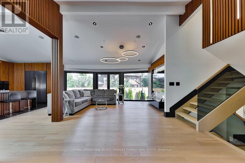












621 SIR RICHARD'S ROAD

,
Mississauga,




Ontario
L5C1A3

