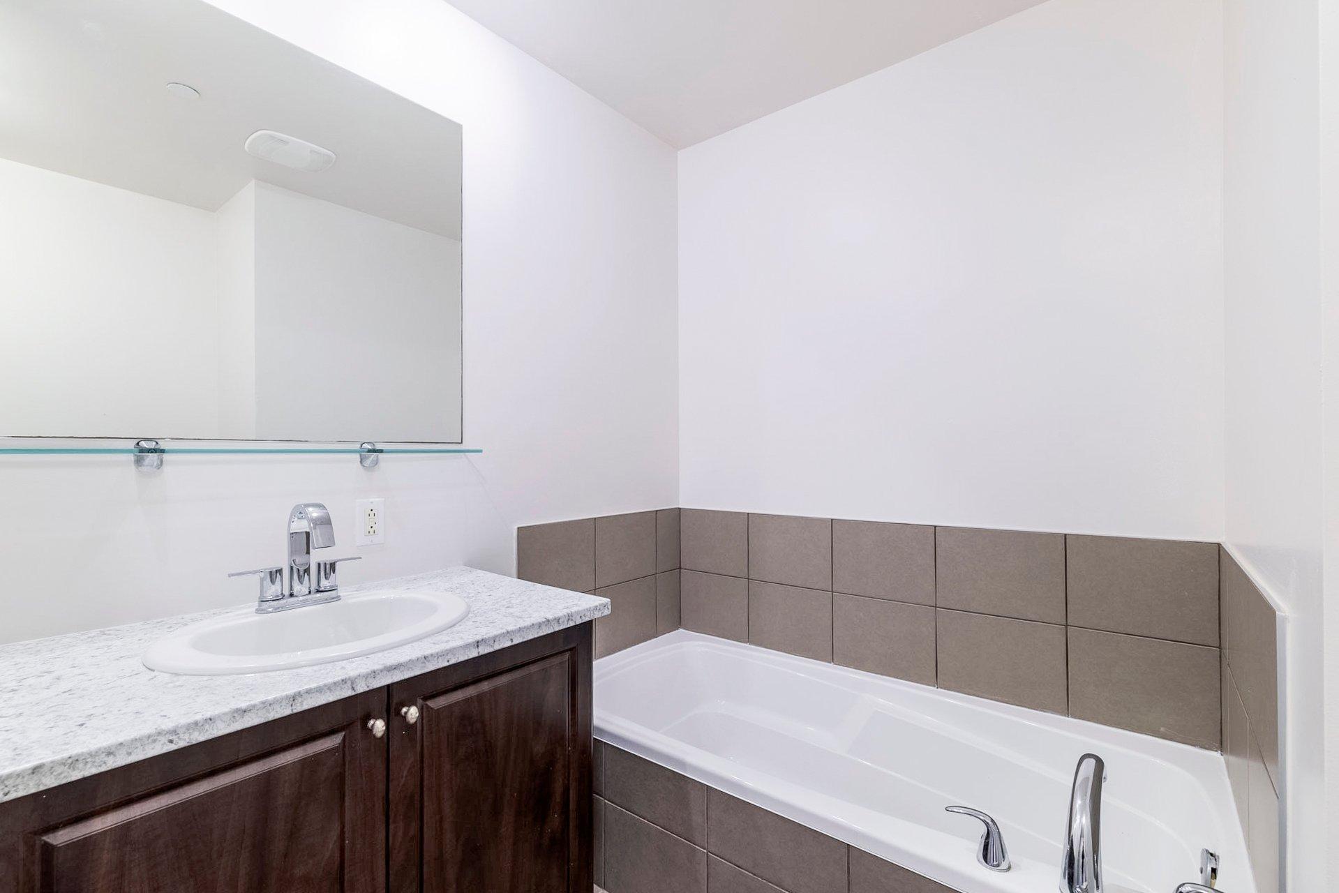 









1500


Rue St-Louis

, 401,
Montréal (Saint-Laurent),




QC
H4L0A4

