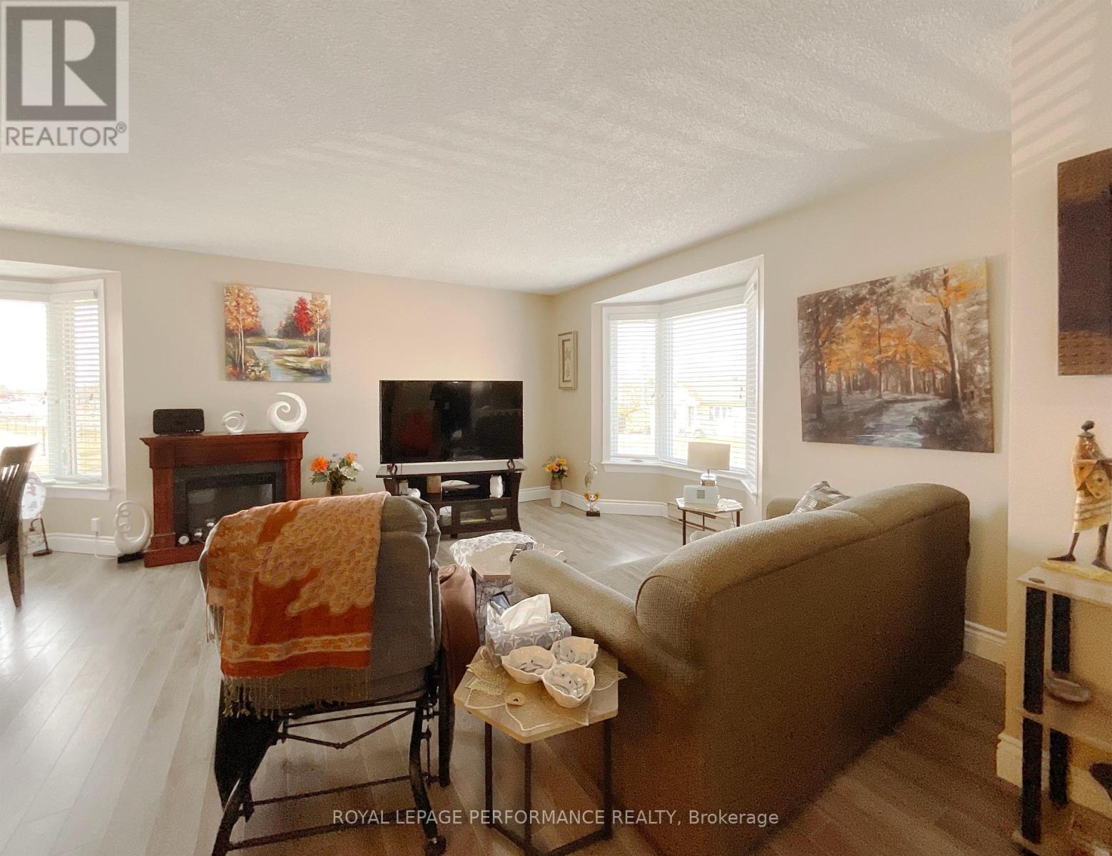 












5 - 762 HIGGINSON STREET S

,
Hawkesbury,




Ontario
K6A3K9

