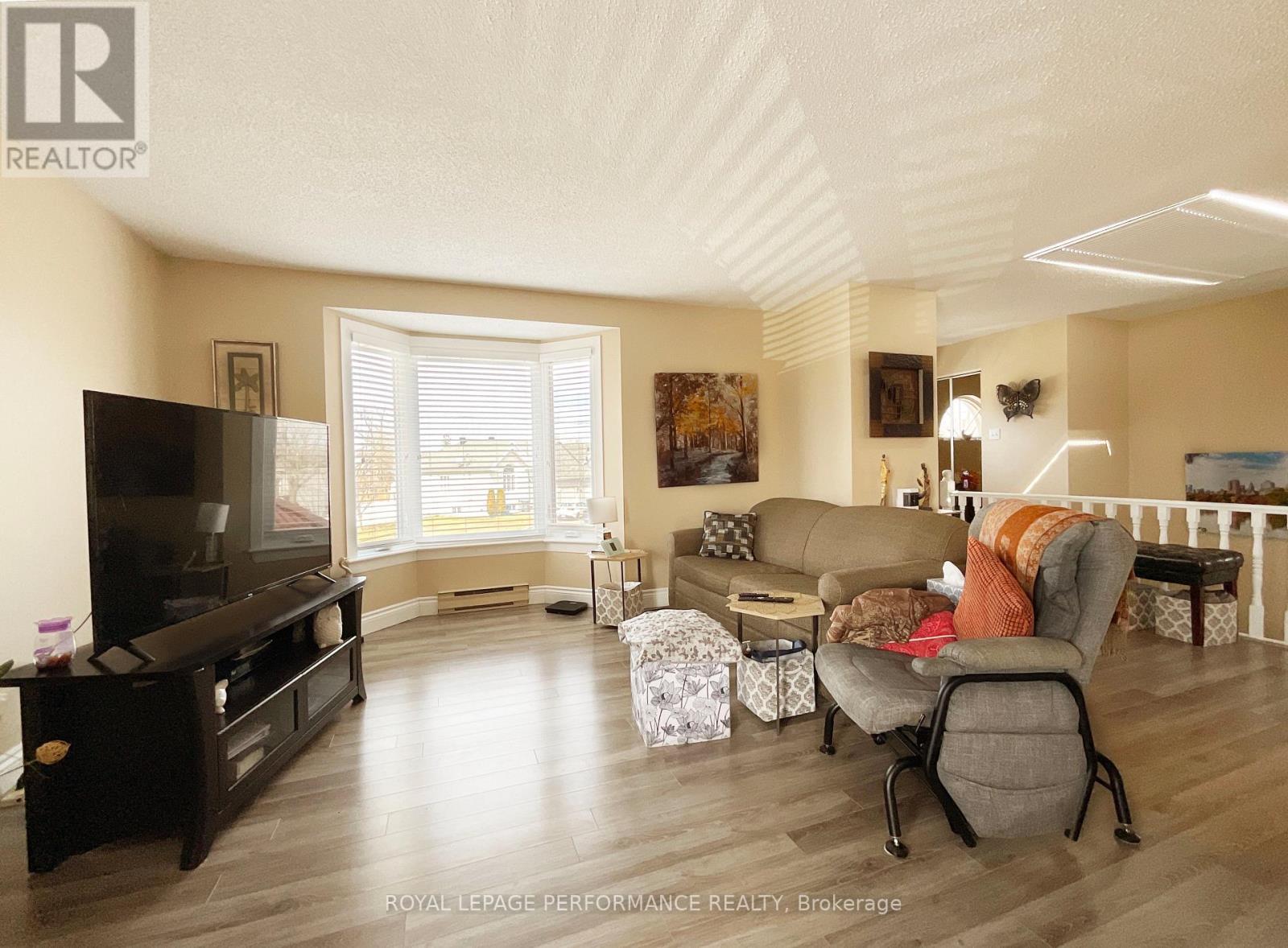 












5 - 762 HIGGINSON STREET S

,
Hawkesbury,




Ontario
K6A3K9

