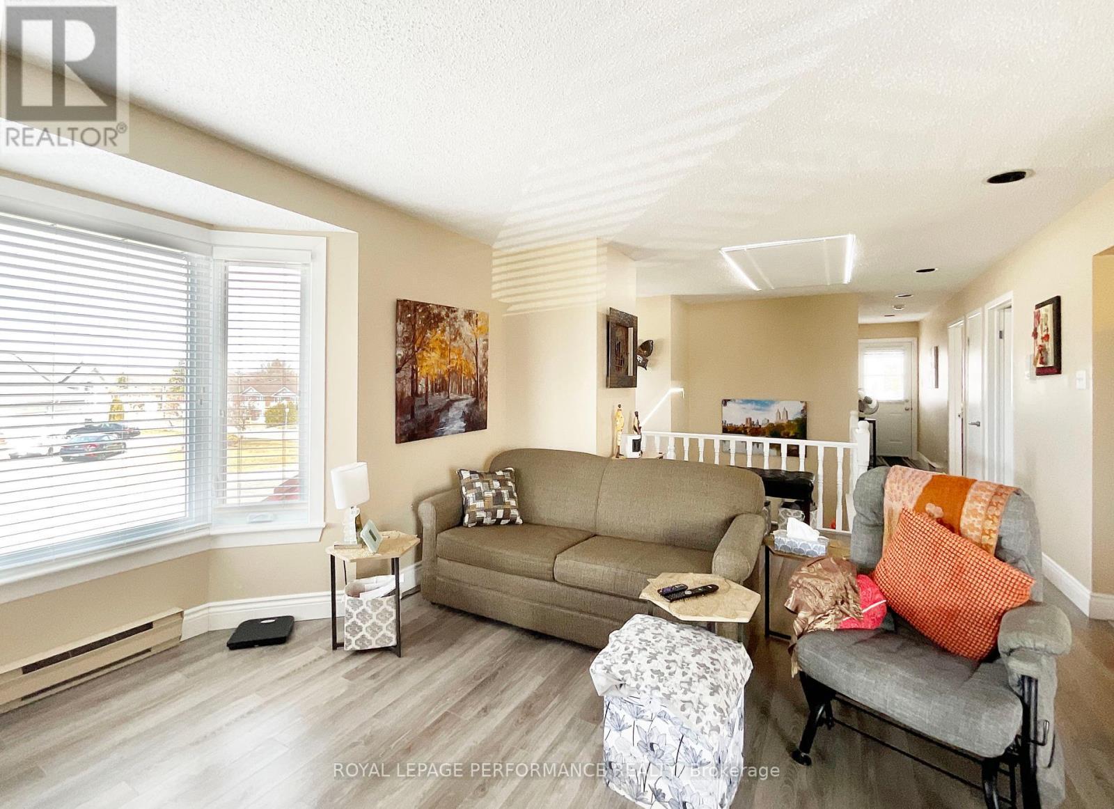 












5 - 762 HIGGINSON STREET S

,
Hawkesbury,




Ontario
K6A3K9

