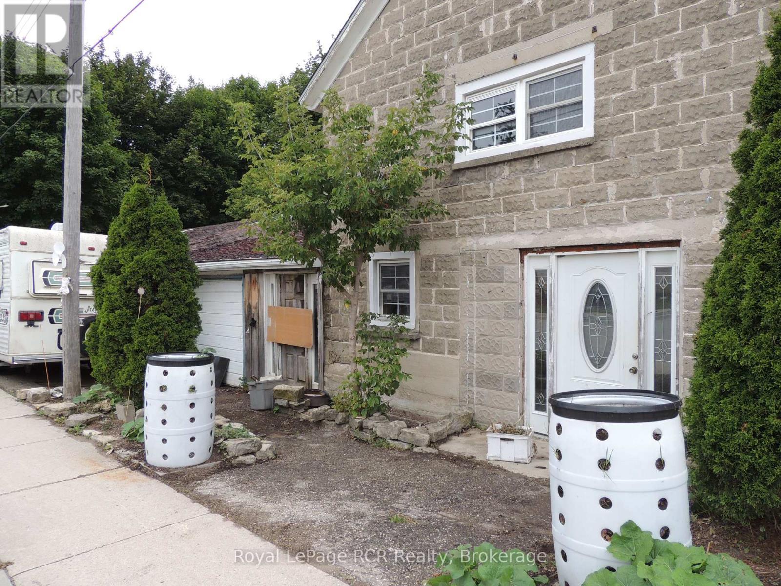 












23 ARGYLE STREET

,
Grey Highlands (Markdale),







Ontario
N0C1H0

