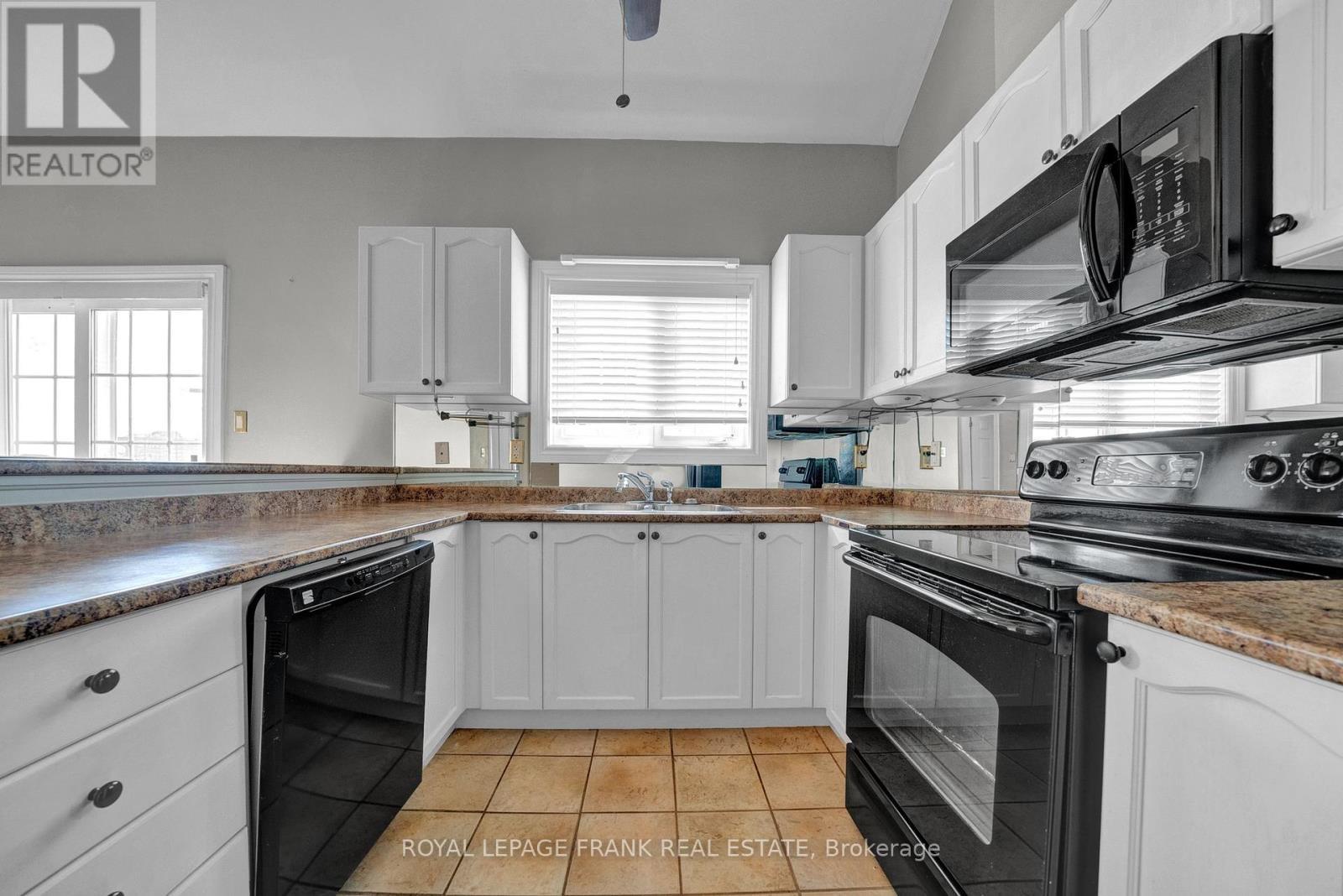












2 YEWTREE WAY

,
Whitby (Pringle Creek),




Ontario
L1R0E2

