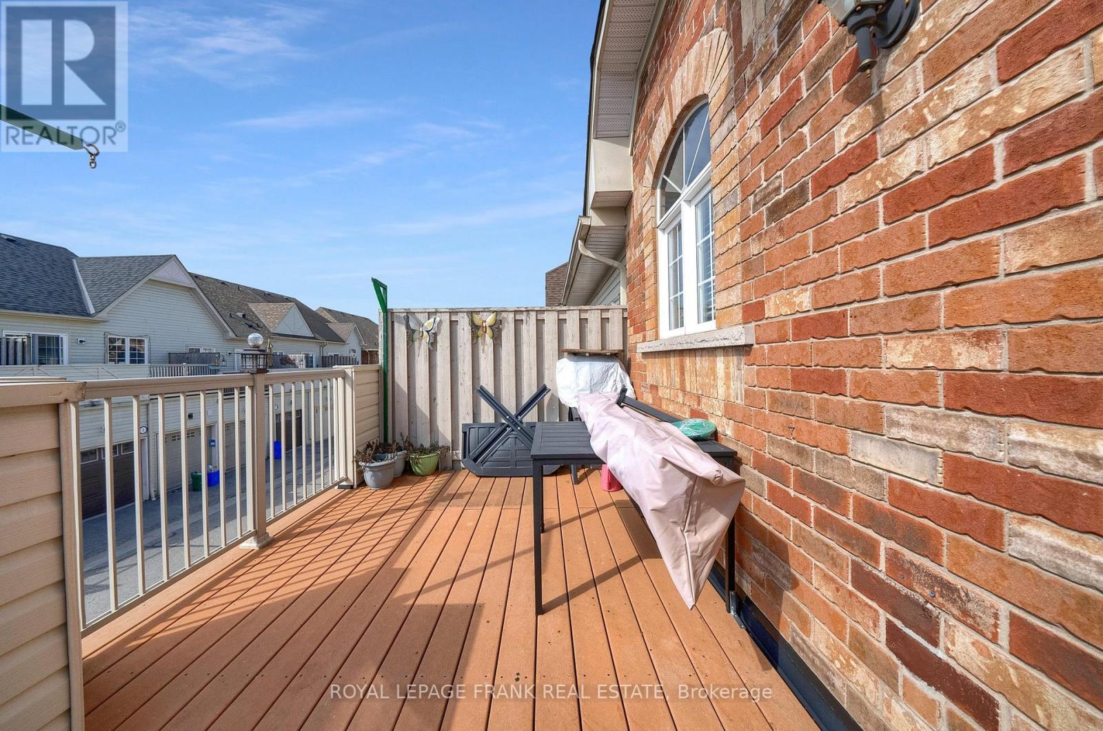 












2 YEWTREE WAY

,
Whitby (Pringle Creek),




Ontario
L1R0E2

