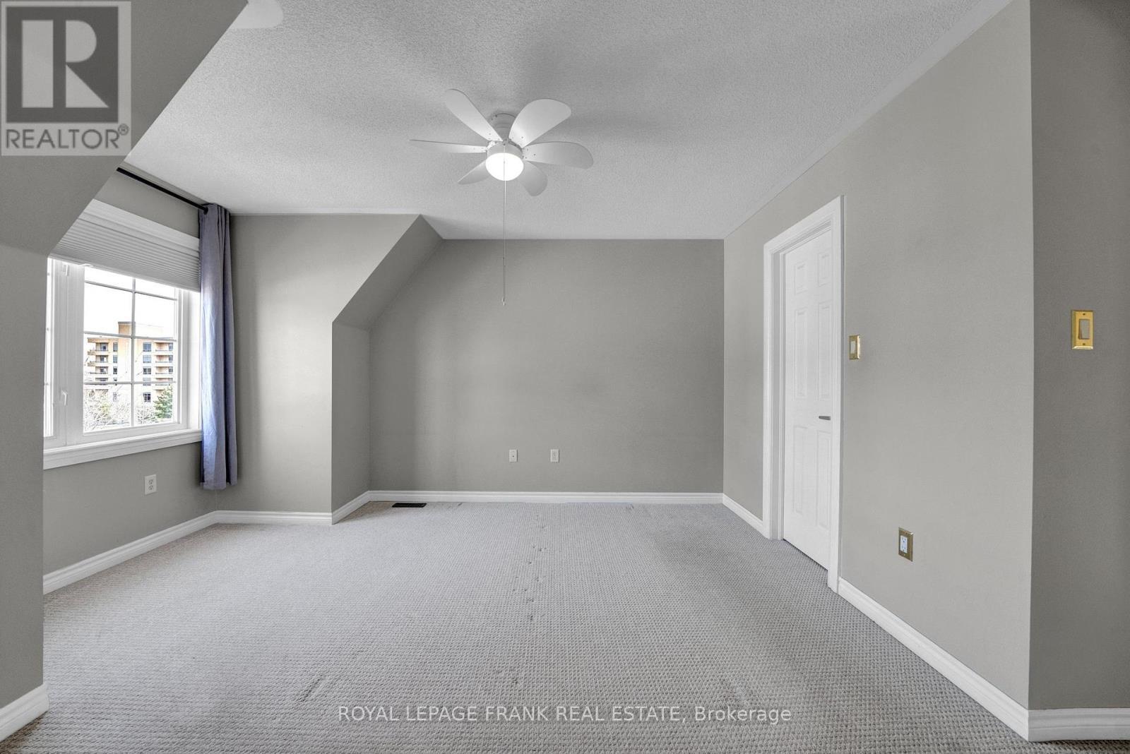 












2 YEWTREE WAY

,
Whitby (Pringle Creek),




Ontario
L1R0E2

