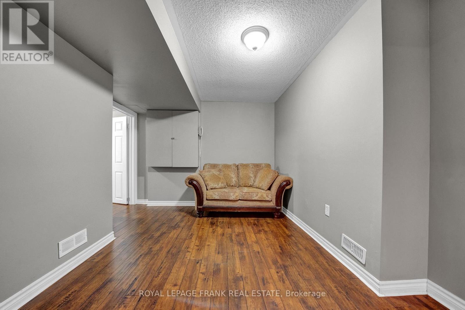












2 YEWTREE WAY

,
Whitby (Pringle Creek),




Ontario
L1R0E2

