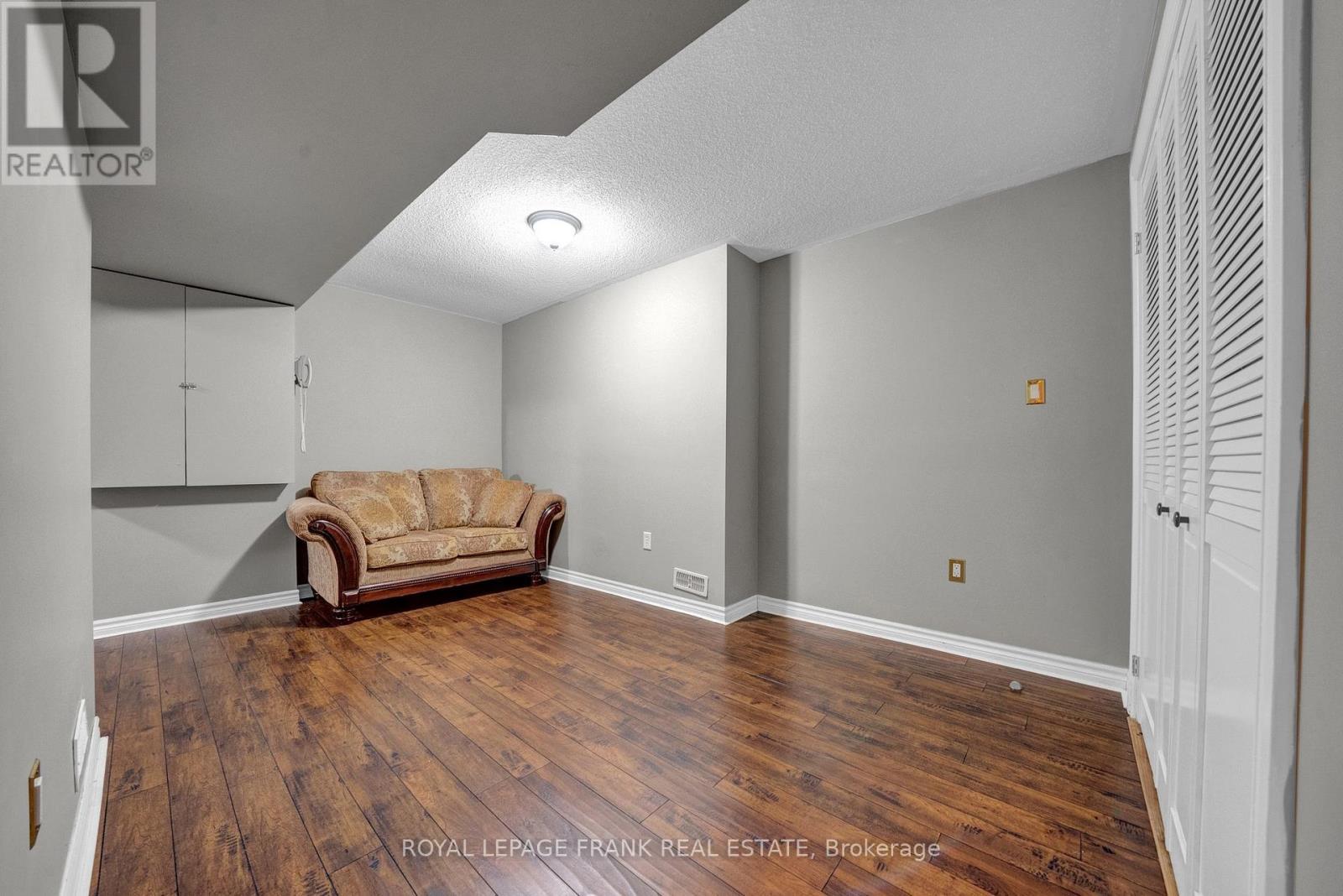 












2 YEWTREE WAY

,
Whitby (Pringle Creek),




Ontario
L1R0E2


