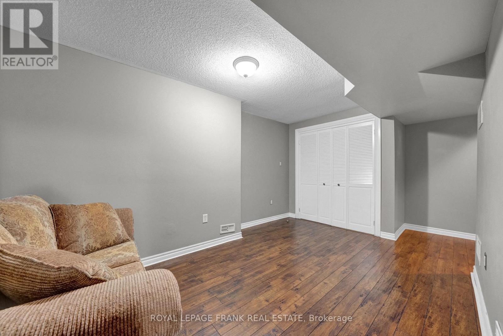 












2 YEWTREE WAY

,
Whitby (Pringle Creek),




Ontario
L1R0E2


