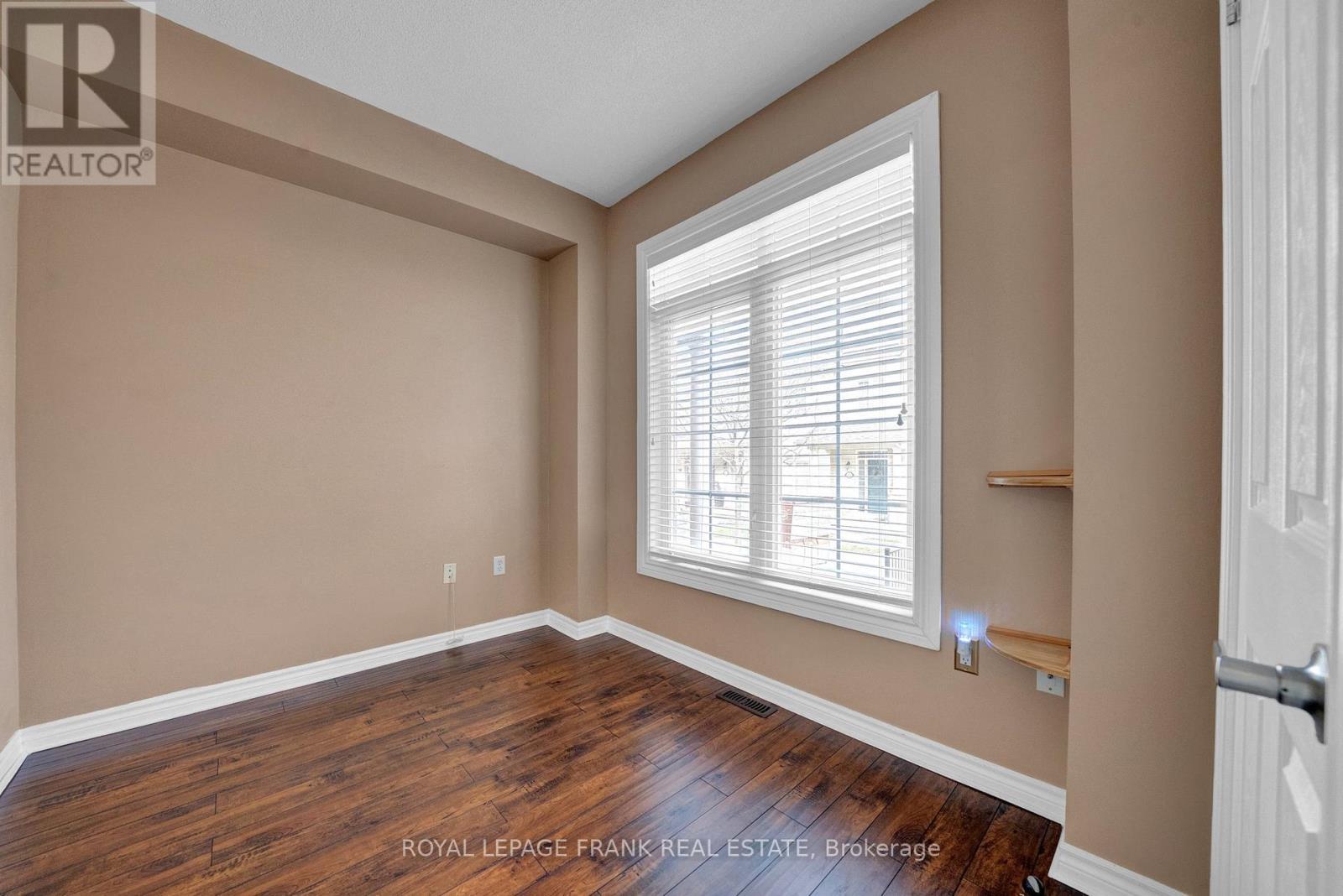 












2 YEWTREE WAY

,
Whitby (Pringle Creek),




Ontario
L1R0E2

