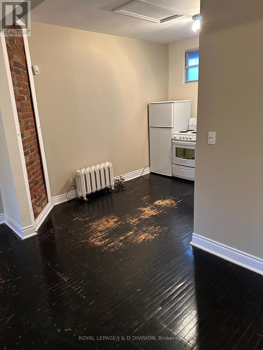 












UPPER - 9 IRWIN AVENUE

,
Toronto,




Ontario
M4Y1L1

