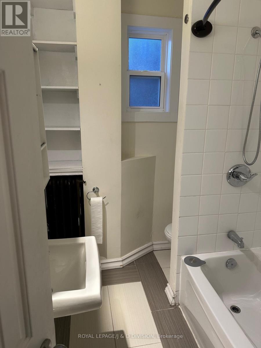 












UPPER - 9 IRWIN AVENUE

,
Toronto,




Ontario
M4Y1L1

