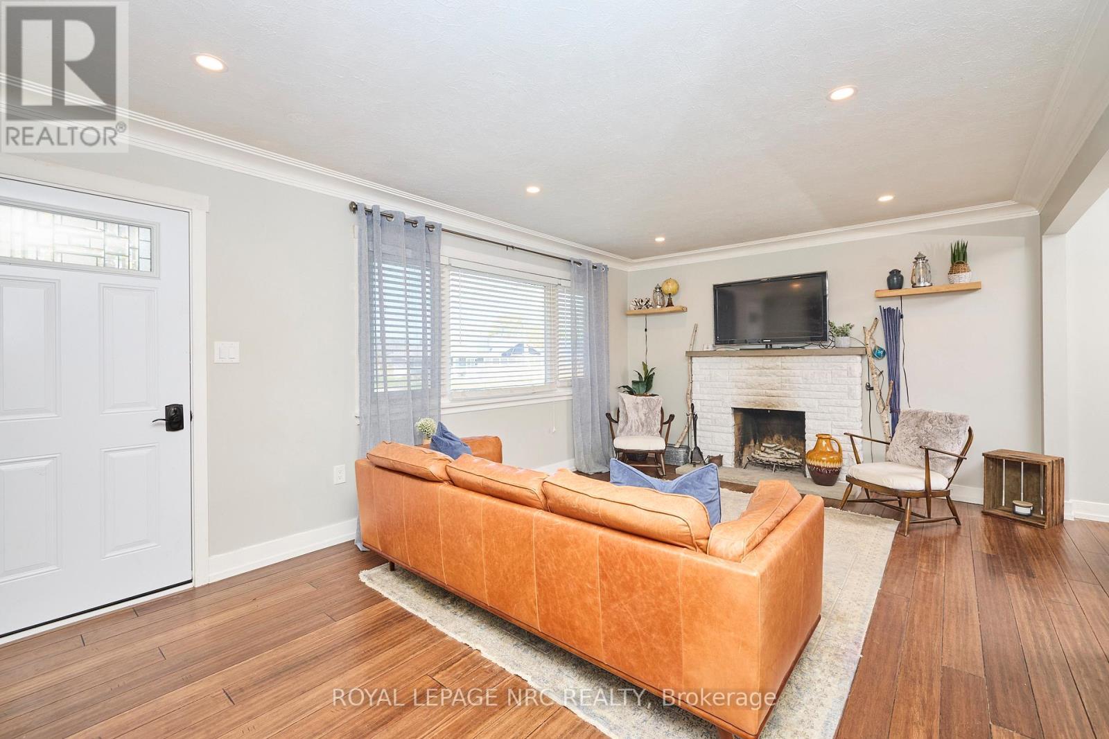 












12 CORBETT AVENUE

,
St. Catharines (Port Dalhousie),




Ontario
L2N5M5

