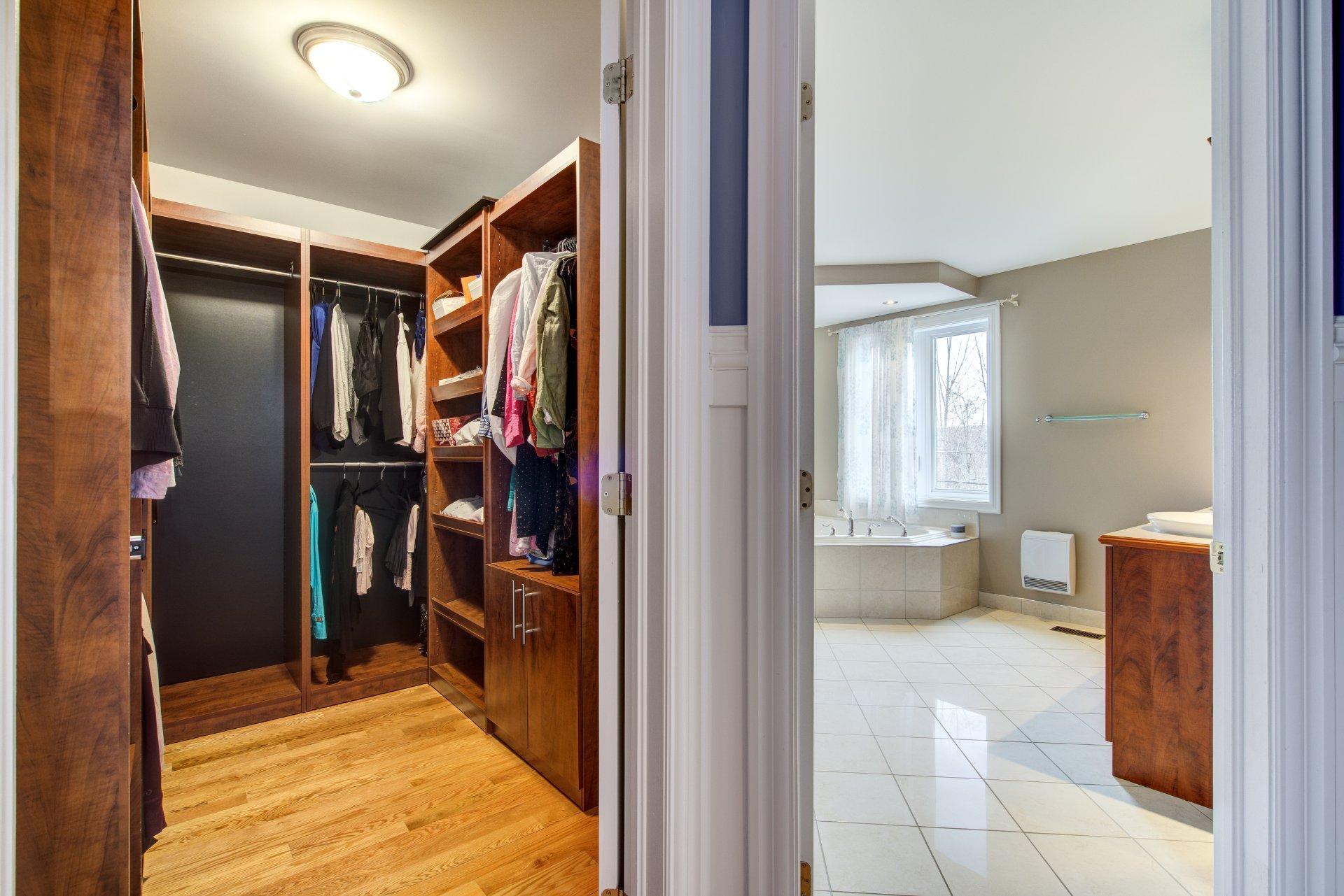 









7121


Rue des Pivoines

,
Longueuil (Saint-Hubert),




QC
J3Y9H5

