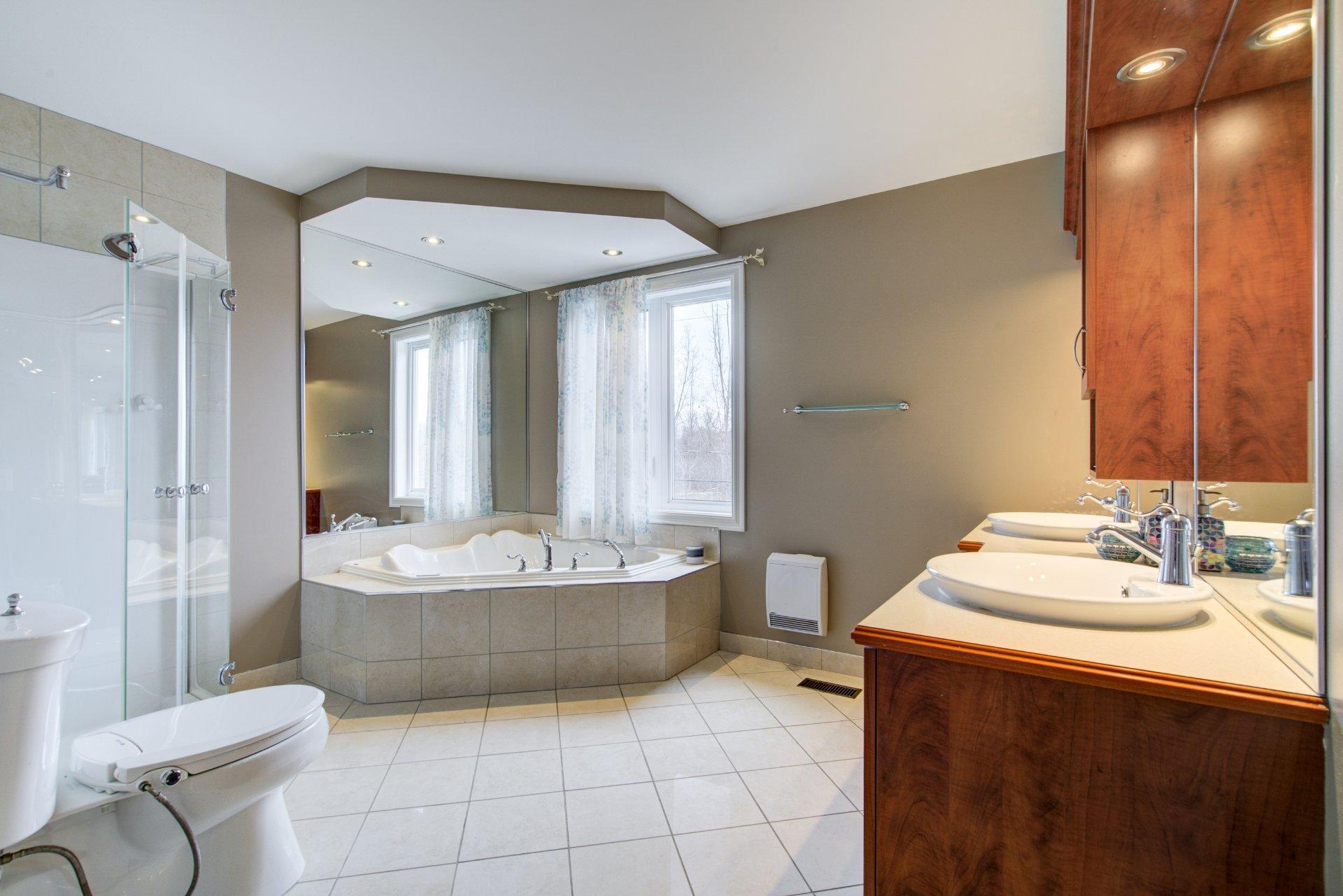 









7121


Rue des Pivoines

,
Longueuil (Saint-Hubert),




QC
J3Y9H5

