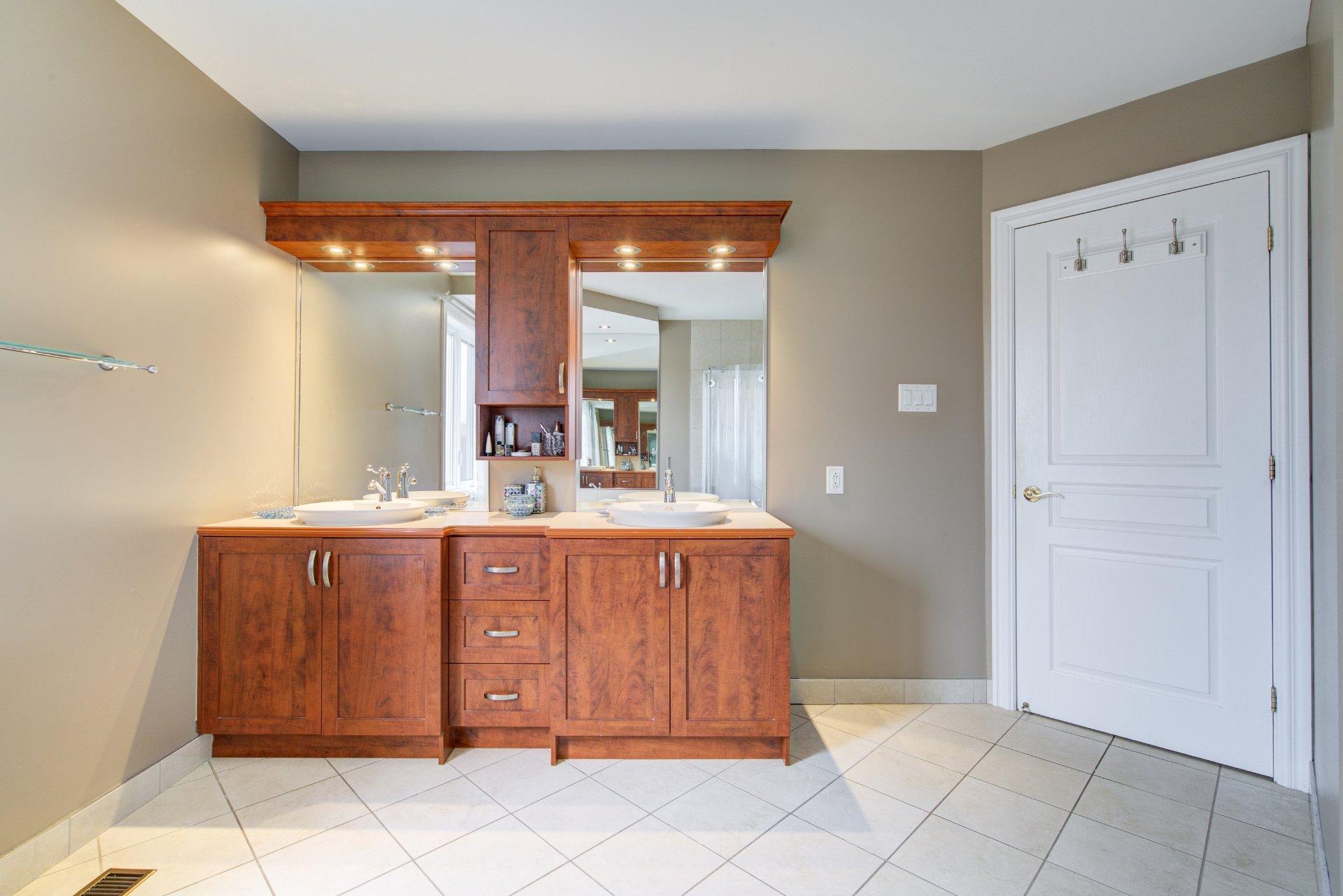 









7121


Rue des Pivoines

,
Longueuil (Saint-Hubert),




QC
J3Y9H5

