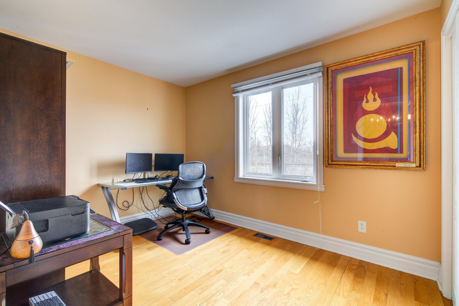 









7121


Rue des Pivoines

,
Longueuil (Saint-Hubert),




QC
J3Y9H5

