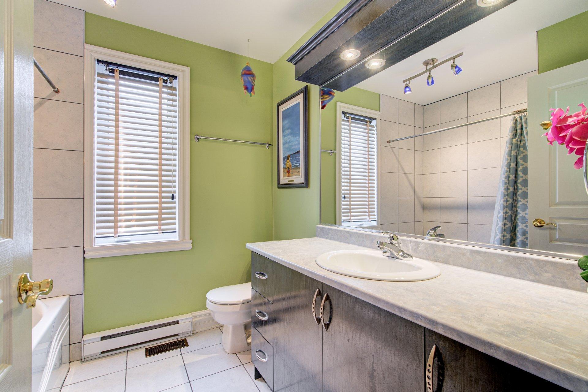 









7121


Rue des Pivoines

,
Longueuil (Saint-Hubert),




QC
J3Y9H5

