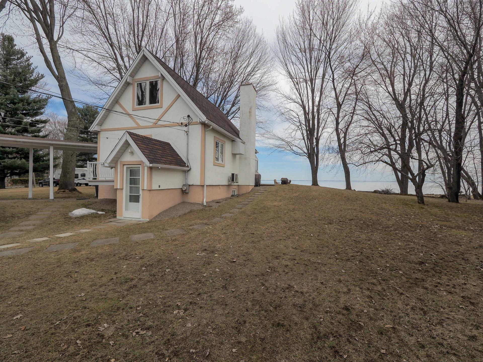 









1080


Ch. de la Tranchée-des-Sables

,
Yamachiche,




QC
G0X3L0

