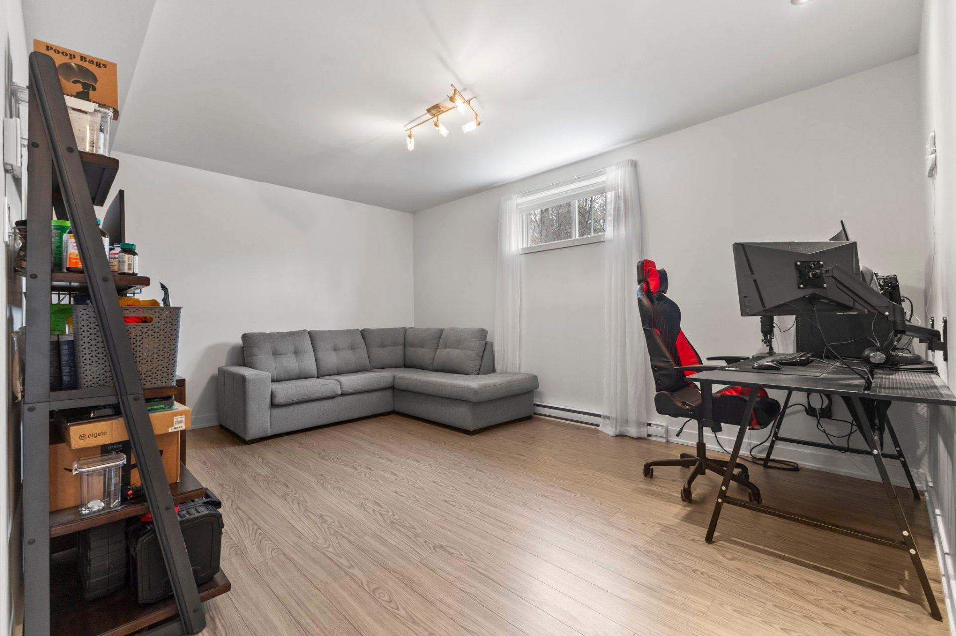 









38BZ


Rue Adonis

,
Val-des-Monts,




QC
J8N0C2

