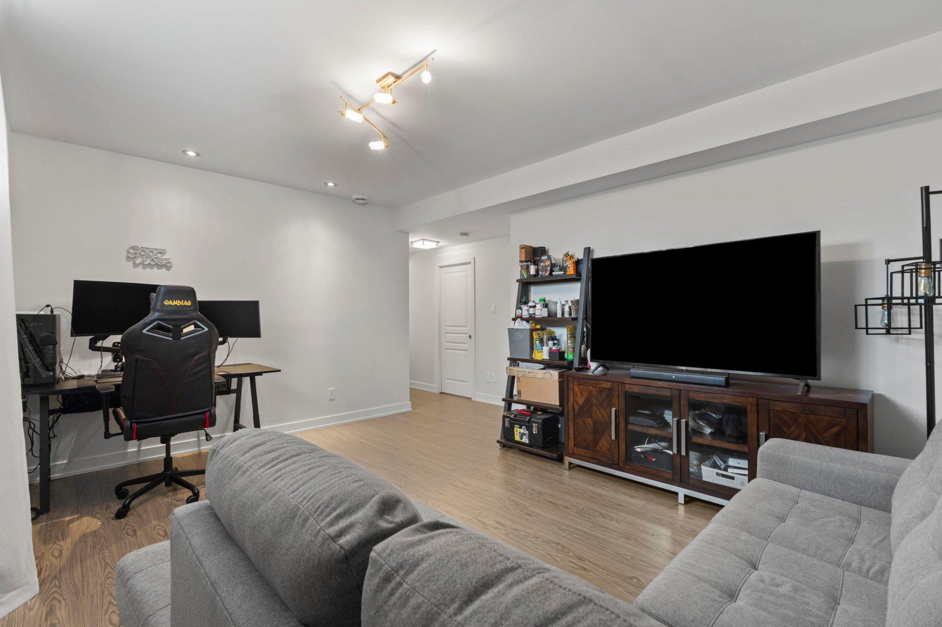 









38BZ


Rue Adonis

,
Val-des-Monts,




QC
J8N0C2

