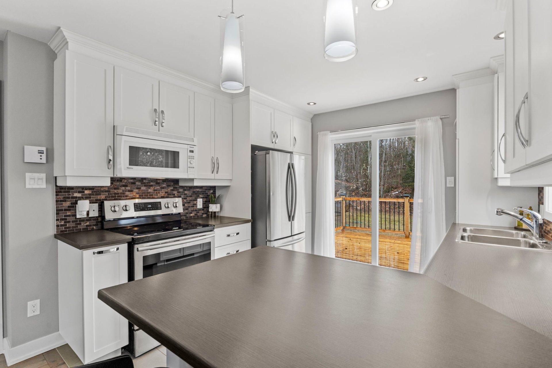 









38BZ


Rue Adonis

,
Val-des-Monts,




QC
J8N0C2

