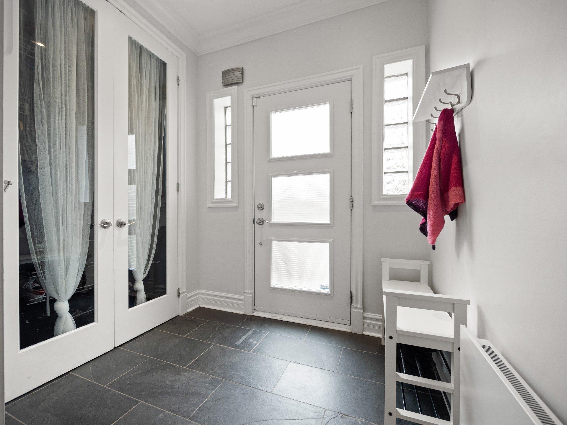 









5524


Av. Clanranald

,
Montréal (Côte-des-Neiges/Notre-Dame-de-Grâce),




QC
H3X2S8

