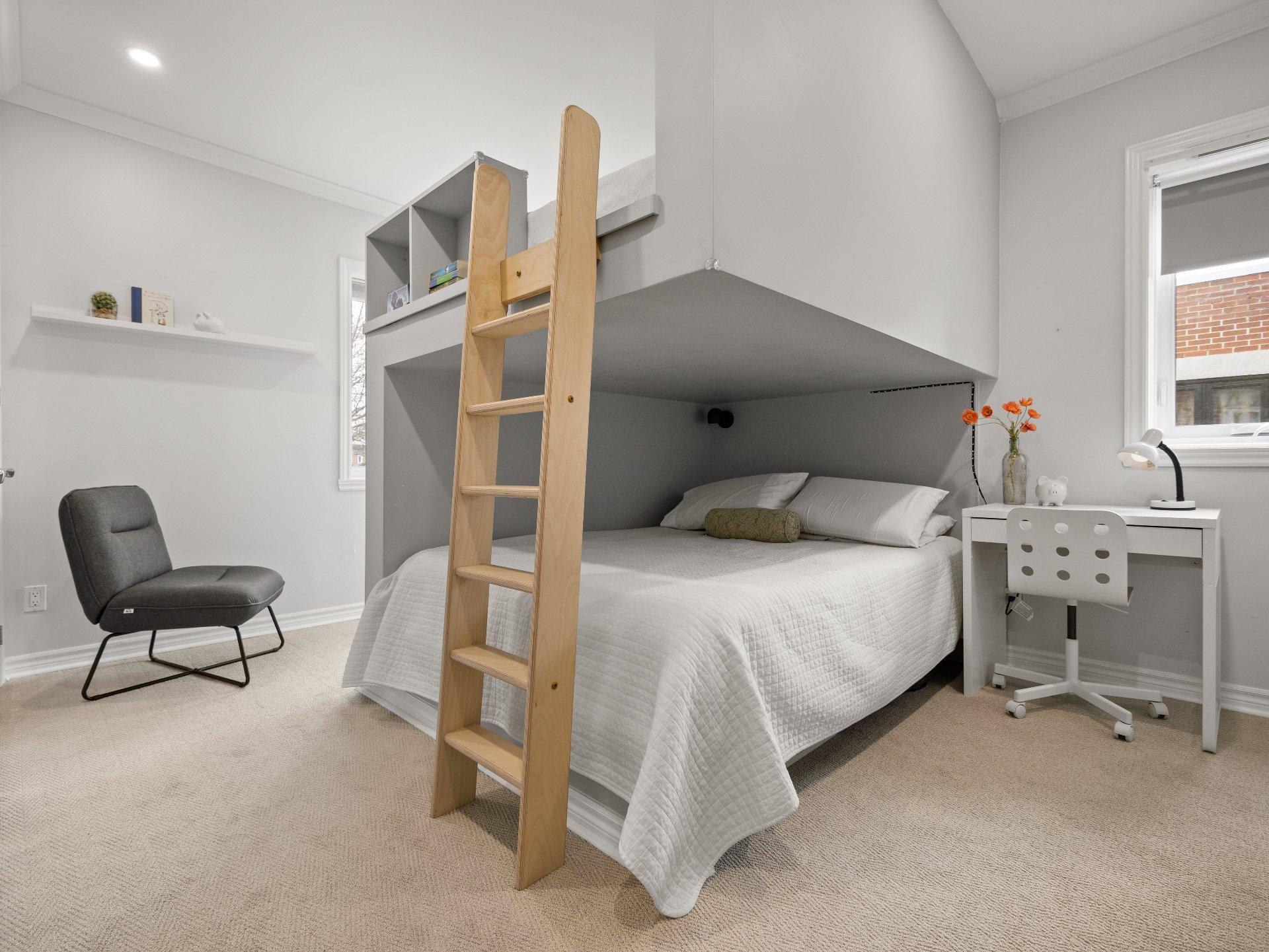 









5524


Av. Clanranald

,
Montréal (Côte-des-Neiges/Notre-Dame-de-Grâce),




QC
H3X2S8

