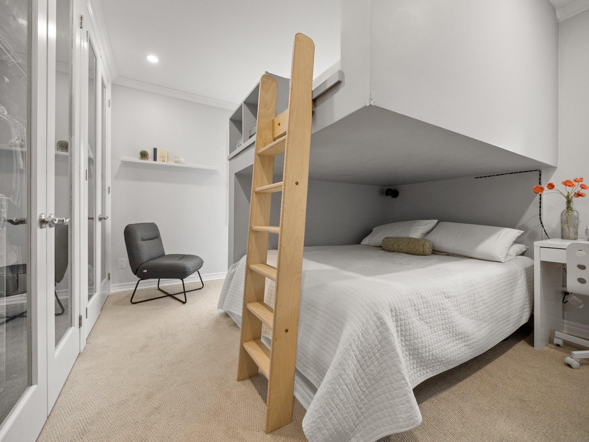 









5524


Av. Clanranald

,
Montréal (Côte-des-Neiges/Notre-Dame-de-Grâce),




QC
H3X2S8

