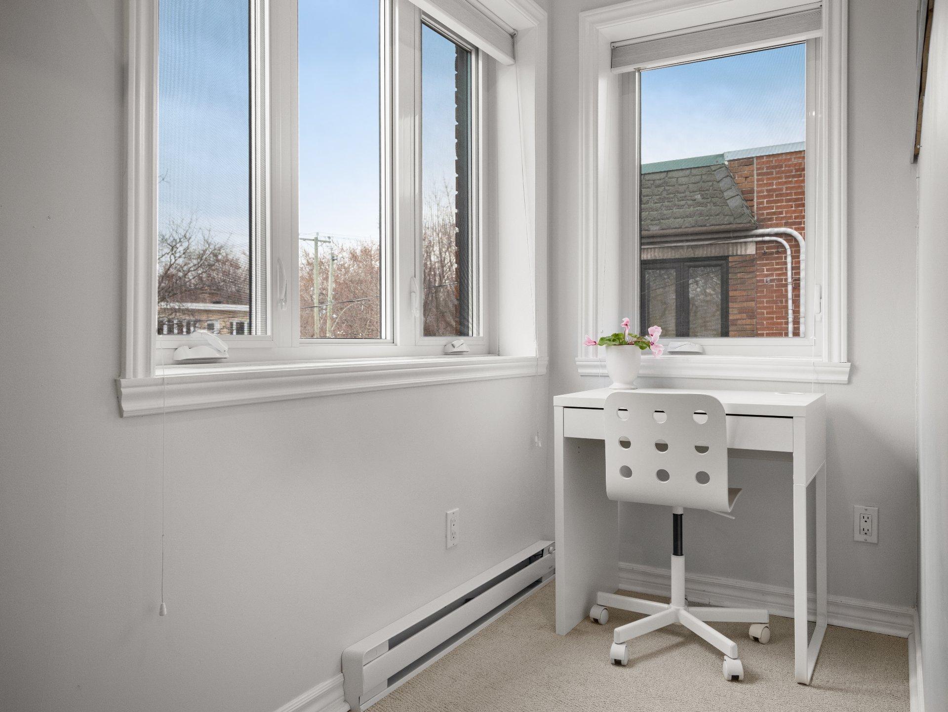 









5524


Av. Clanranald

,
Montréal (Côte-des-Neiges/Notre-Dame-de-Grâce),




QC
H3X2S8

