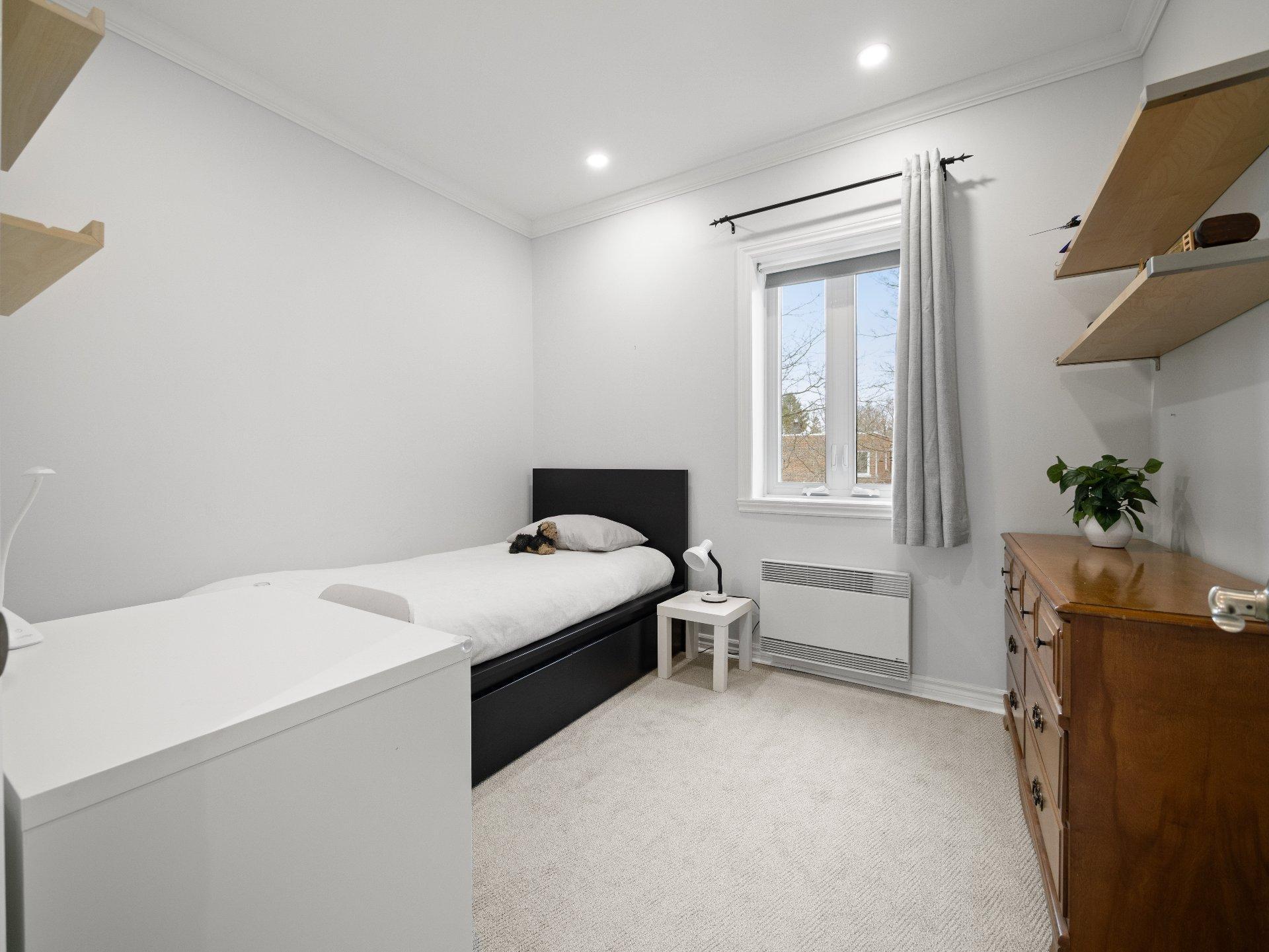 









5524


Av. Clanranald

,
Montréal (Côte-des-Neiges/Notre-Dame-de-Grâce),




QC
H3X2S8

