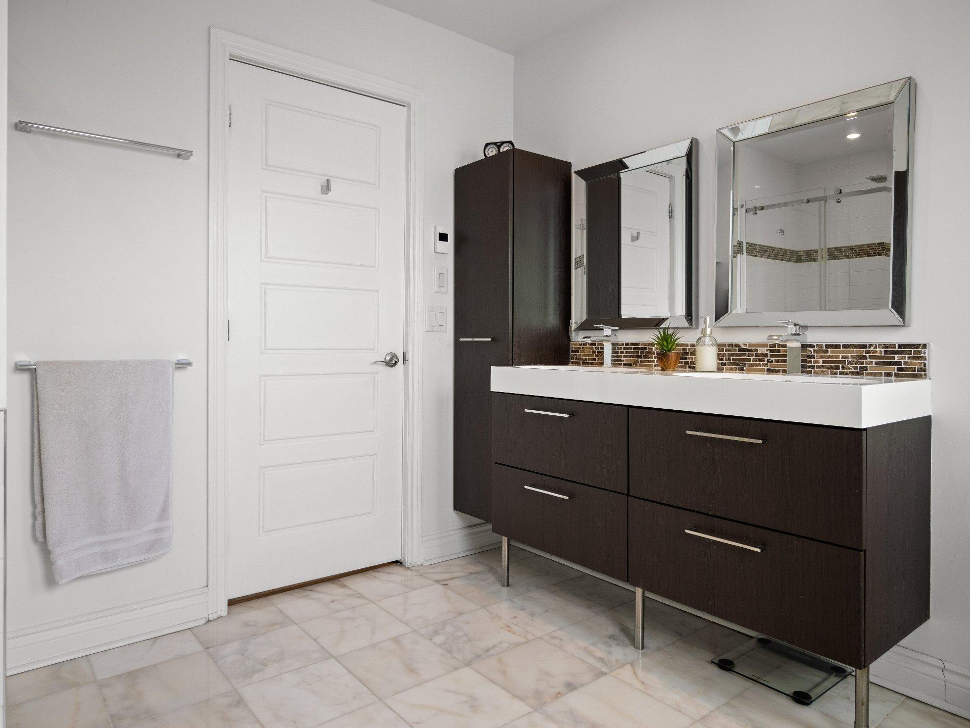 









5524


Av. Clanranald

,
Montréal (Côte-des-Neiges/Notre-Dame-de-Grâce),




QC
H3X2S8

