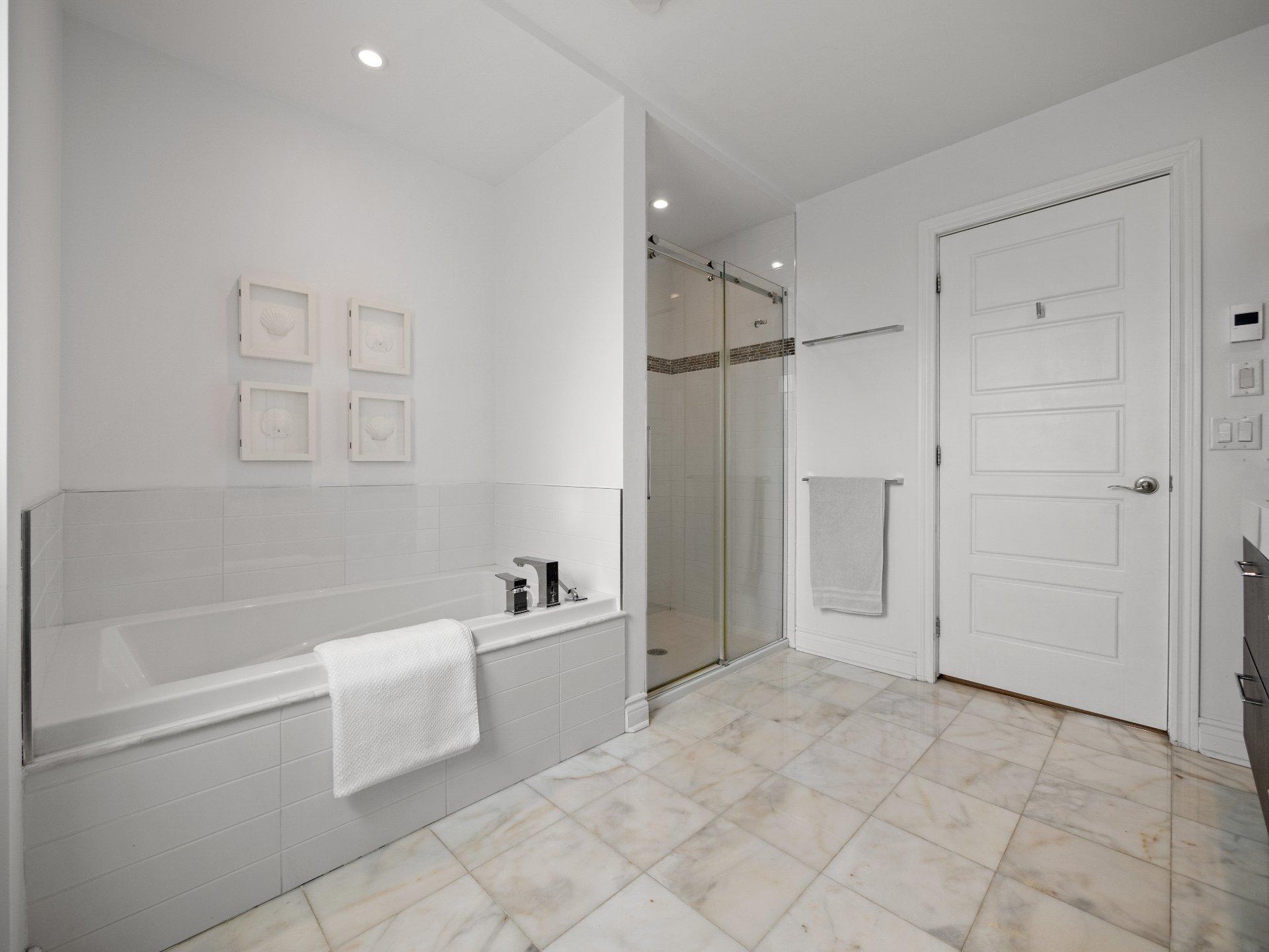 









5524


Av. Clanranald

,
Montréal (Côte-des-Neiges/Notre-Dame-de-Grâce),




QC
H3X2S8

