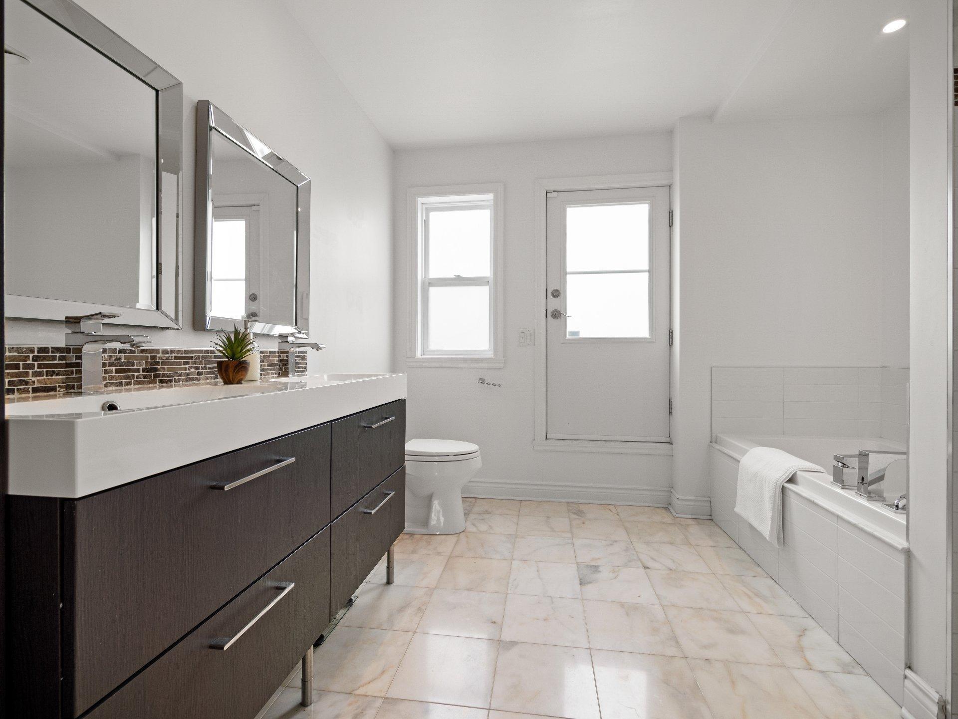 









5524


Av. Clanranald

,
Montréal (Côte-des-Neiges/Notre-Dame-de-Grâce),




QC
H3X2S8

